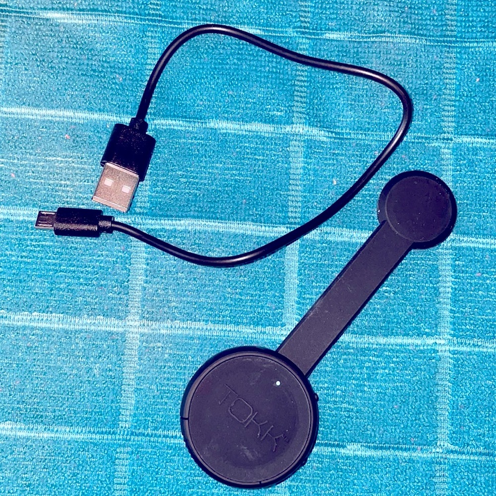 Tokk hands free smart wearable assistant, magnetically attaches.